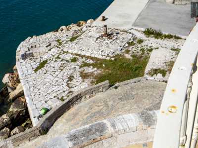 Camminando sulla piazzola antistante ci accorgiamo della presenza delle originarie basole, in parte coperte dalle spianate di cemento successive...